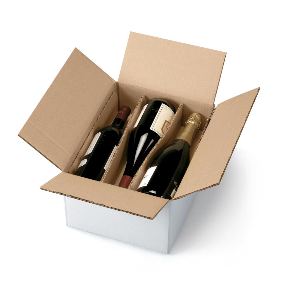 Weisser Flaschenkarton mit Karton-Trennstreifen zwischen den drei verpackten Flaschen
